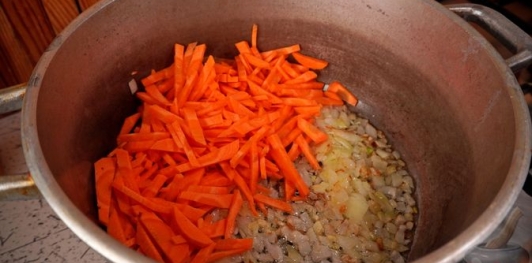 Фото приготовления рецепта: Суп с копчёной рулькой, квашеной капустой и фасолью - шаг №6