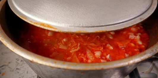 Фото приготовления рецепта: Суп с копчёной рулькой, квашеной капустой и фасолью - шаг №19