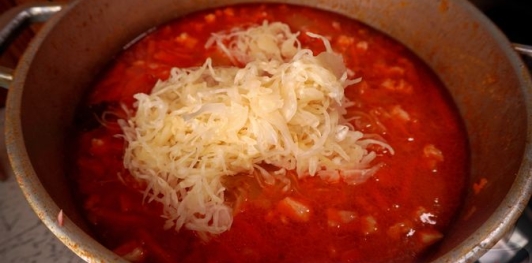 Фото приготовления рецепта: Суп с копчёной рулькой, квашеной капустой и фасолью - шаг №17