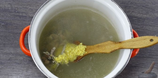 Фото приготовления рецепта: Суп с куриными потрошками, грибами и пшеном - шаг №15