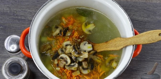 Фото приготовления рецепта: Суп с куриными потрошками, грибами и пшеном - шаг №22