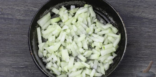 Фото приготовления рецепта: Суп с куриными потрошками, грибами и пшеном - шаг №5