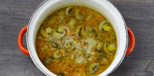 Фото приготовления рецепта: Суп с куриными потрошками, грибами и пшеном - шаг №23