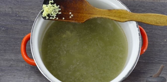 Фото приготовления рецепта: Суп с куриными потрошками, грибами и пшеном - шаг №16