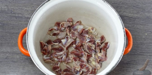 Фото приготовления рецепта: Суп с куриными потрошками, грибами и пшеном - шаг №2