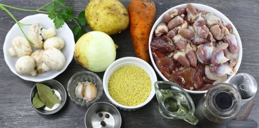 Фото приготовления рецепта: Суп с куриными потрошками, грибами и пшеном - шаг №1