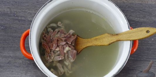 Фото приготовления рецепта: Суп с куриными потрошками, грибами и пшеном - шаг №12