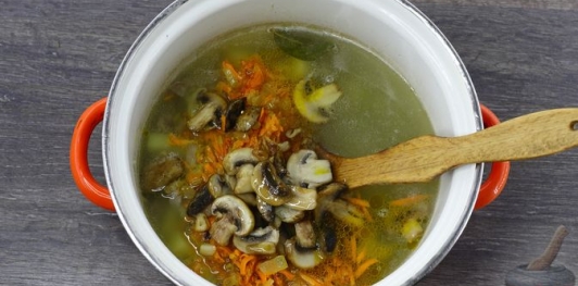 Фото приготовления рецепта: Суп с куриными потрошками, грибами и пшеном - шаг №21