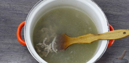 Фото приготовления рецепта: Суп с куриными потрошками, грибами и пшеном - шаг №13