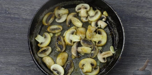 Фото приготовления рецепта: Суп с куриными потрошками, грибами и пшеном - шаг №10