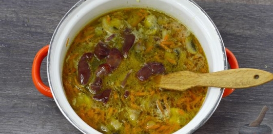 Фото приготовления рецепта: Суп с куриными потрошками, грибами и пшеном - шаг №25