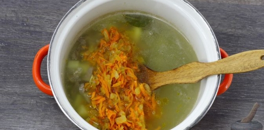 Фото приготовления рецепта: Суп с куриными потрошками, грибами и пшеном - шаг №20