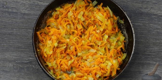 Фото приготовления рецепта: Суп с куриными потрошками, грибами и пшеном - шаг №8