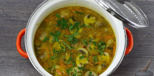 Фото приготовления рецепта: Суп с куриными потрошками, грибами и пшеном - шаг №28