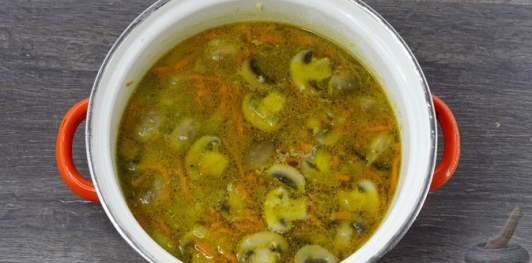 Фото приготовления рецепта: Суп с куриными потрошками, грибами и пшеном - шаг №26