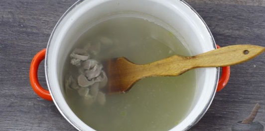 Фото приготовления рецепта: Суп с куриными потрошками, грибами и пшеном - шаг №4