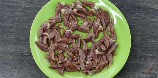 Фото приготовления рецепта: Суп с куриными потрошками, грибами и пшеном - шаг №11