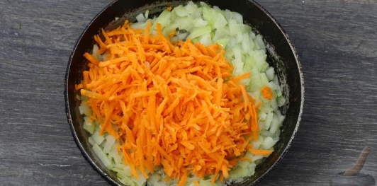 Фото приготовления рецепта: Суп с куриными потрошками, грибами и пшеном - шаг №7