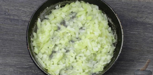 Фото приготовления рецепта: Суп с куриными потрошками, грибами и пшеном - шаг №6