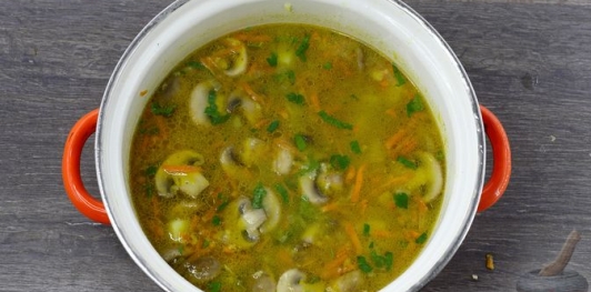 Фото приготовления рецепта: Суп с куриными потрошками, грибами и пшеном - шаг №29