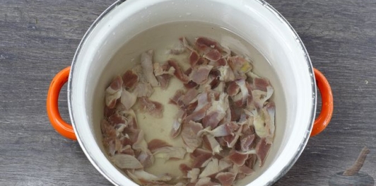 Фото приготовления рецепта: Суп с куриными потрошками, грибами и пшеном - шаг №3