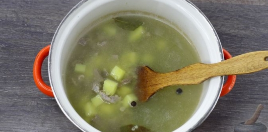 Фото приготовления рецепта: Суп с куриными потрошками, грибами и пшеном - шаг №19