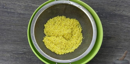 Фото приготовления рецепта: Суп с куриными потрошками, грибами и пшеном - шаг №14