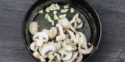 Фото приготовления рецепта: Суп с куриными потрошками, грибами и пшеном - шаг №9