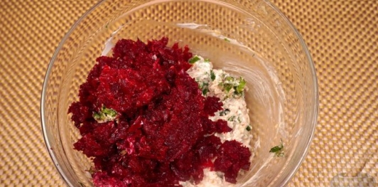 Фото приготовления рецепта: Свекольный крем-дип с тахини и грецкими орехами - шаг №15