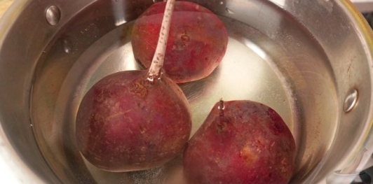 Фото приготовления рецепта: Свекольный крем-дип с тахини и грецкими орехами - шаг №2