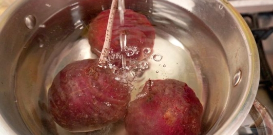 Фото приготовления рецепта: Свекольный крем-дип с тахини и грецкими орехами - шаг №3