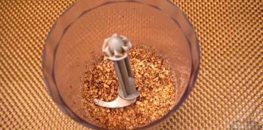 Фото приготовления рецепта: Свекольный крем-дип с тахини и грецкими орехами - шаг №4