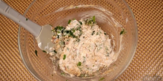 Фото приготовления рецепта: Свекольный крем-дип с тахини и грецкими орехами - шаг №12