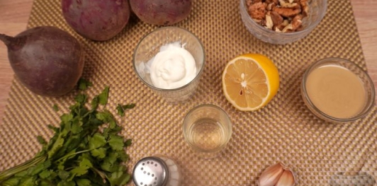 Фото приготовления рецепта: Свекольный крем-дип с тахини и грецкими орехами - шаг №1