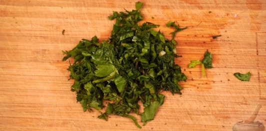 Фото приготовления рецепта: Свекольный крем-дип с тахини и грецкими орехами - шаг №10