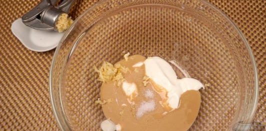 Фото приготовления рецепта: Свекольный крем-дип с тахини и грецкими орехами - шаг №7