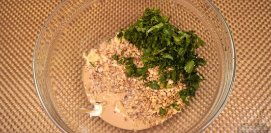 Фото приготовления рецепта: Свекольный крем-дип с тахини и грецкими орехами - шаг №11