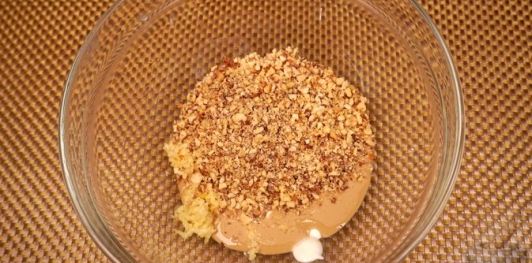 Фото приготовления рецепта: Свекольный крем-дип с тахини и грецкими орехами - шаг №8