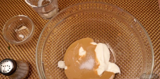 Фото приготовления рецепта: Свекольный крем-дип с тахини и грецкими орехами - шаг №6