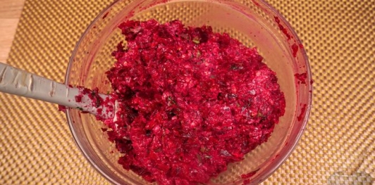 Фото приготовления рецепта: Свекольный крем-дип с тахини и грецкими орехами - шаг №16