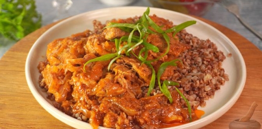 Фото приготовления рецепта: Свинина в луковом соусе - шаг №13