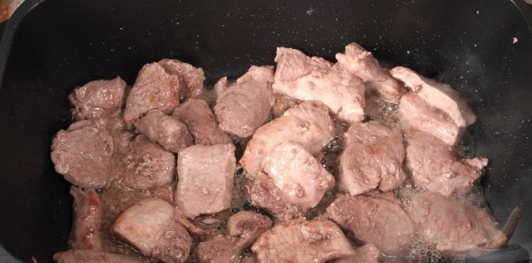 Фото приготовления рецепта: Свинина в луковом соусе - шаг №4