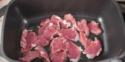 Фото приготовления рецепта: Свинина в луковом соусе - шаг №3