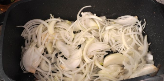 Фото приготовления рецепта: Свинина в луковом соусе - шаг №7