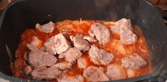 Фото приготовления рецепта: Свинина в луковом соусе - шаг №12