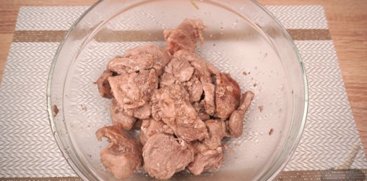 Фото приготовления рецепта: Свинина в луковом соусе - шаг №5