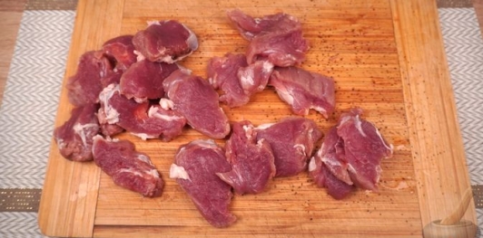 Фото приготовления рецепта: Свинина в луковом соусе - шаг №2