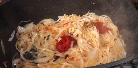 Фото приготовления рецепта: Свинина в луковом соусе - шаг №9