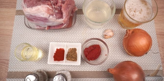 Фото приготовления рецепта: Свинина в луковом соусе - шаг №1