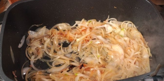 Фото приготовления рецепта: Свинина в луковом соусе - шаг №8